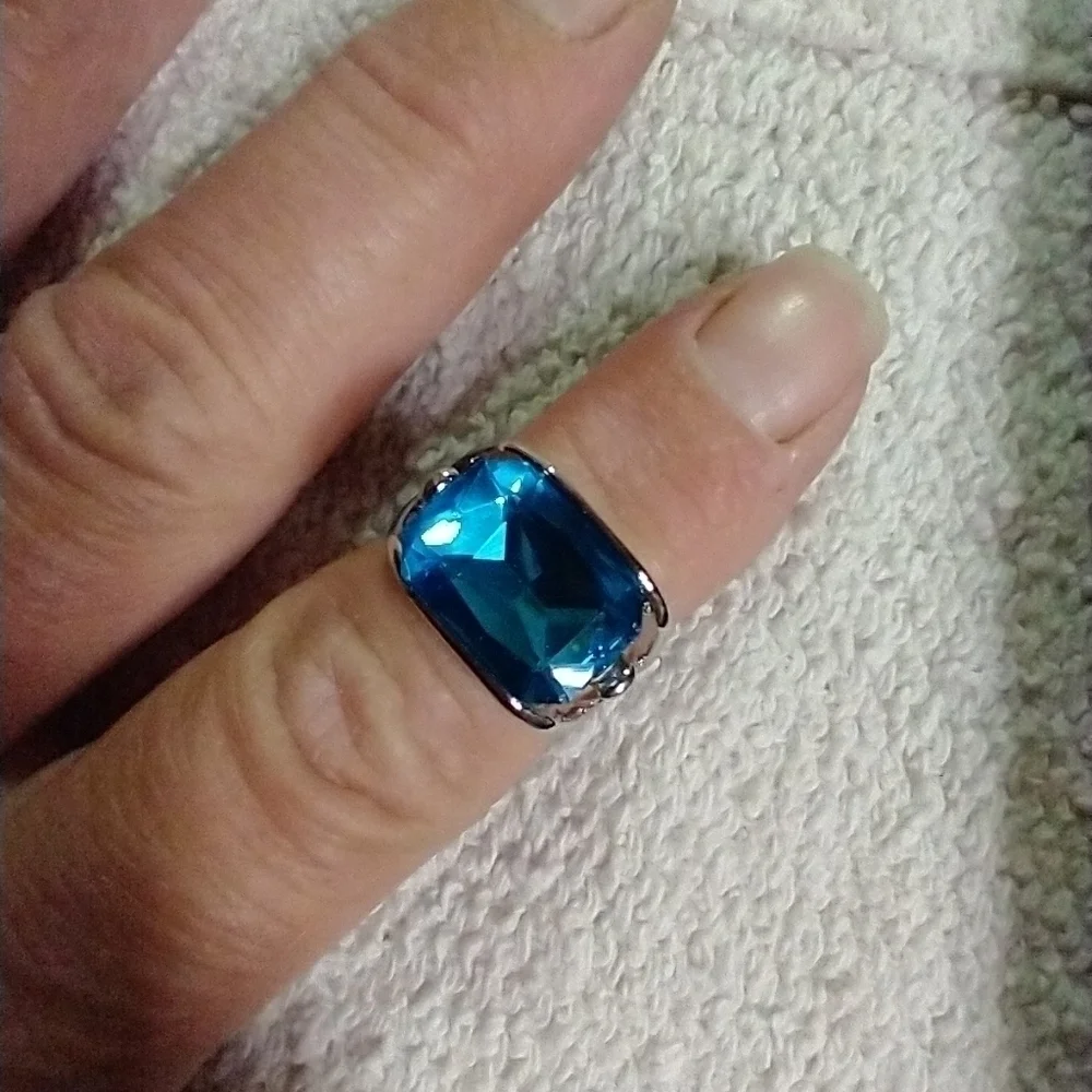 Silvertone blue 💙 🔵 crystal 🔮 ring 💍5.75